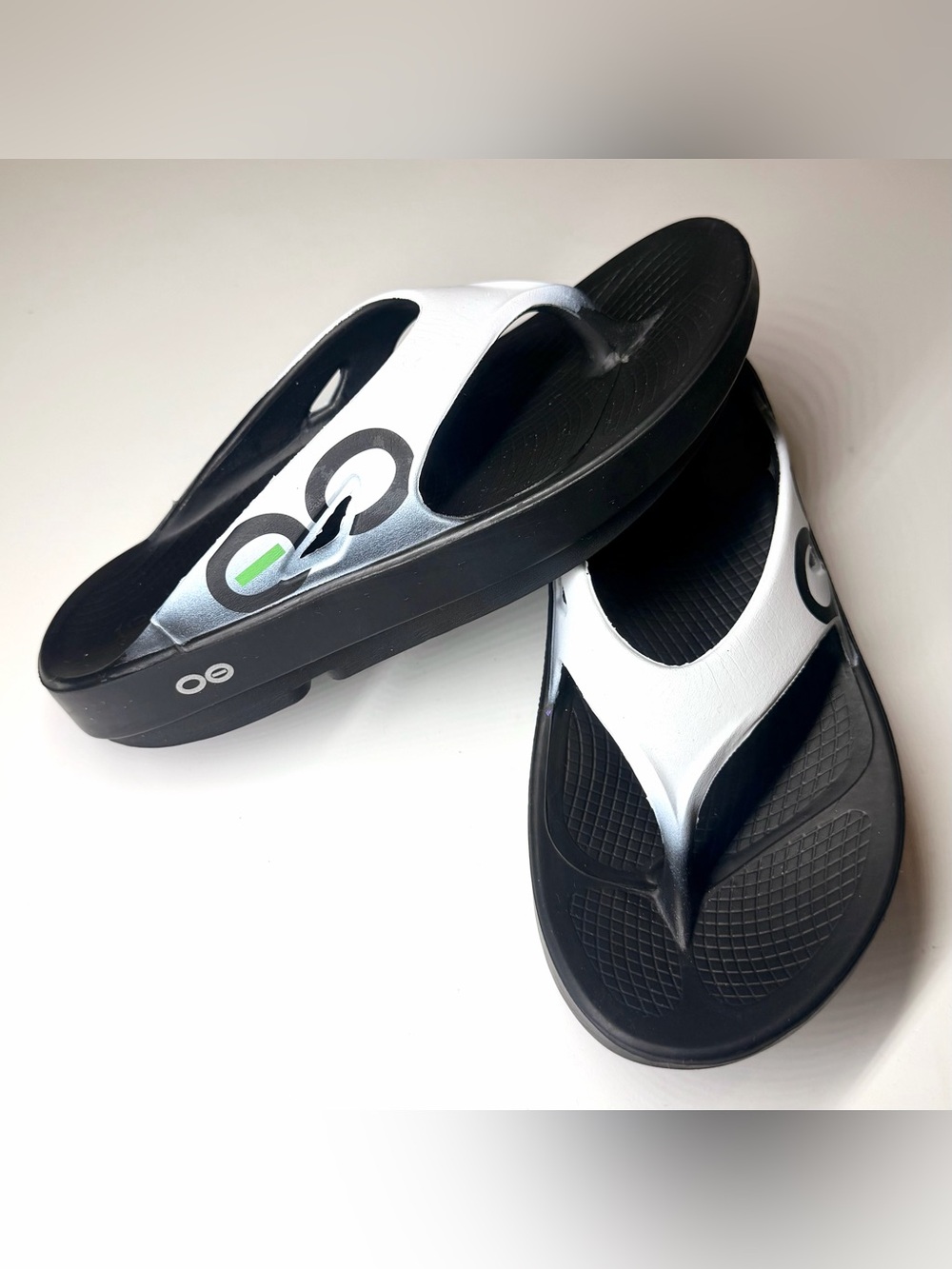 OOFOS OOriginal Sport Thong Flip Flop Sandal Black/White Size- Men’s 6/ Women 8 - Picture 3 of 8